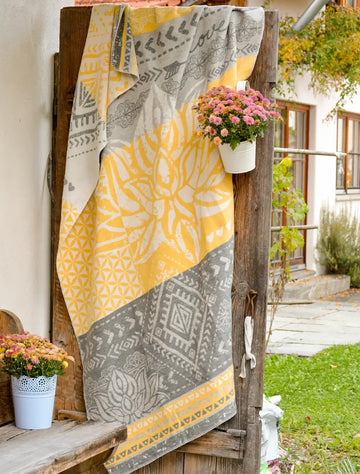 Kuscheldecke Lotus gelb/grau